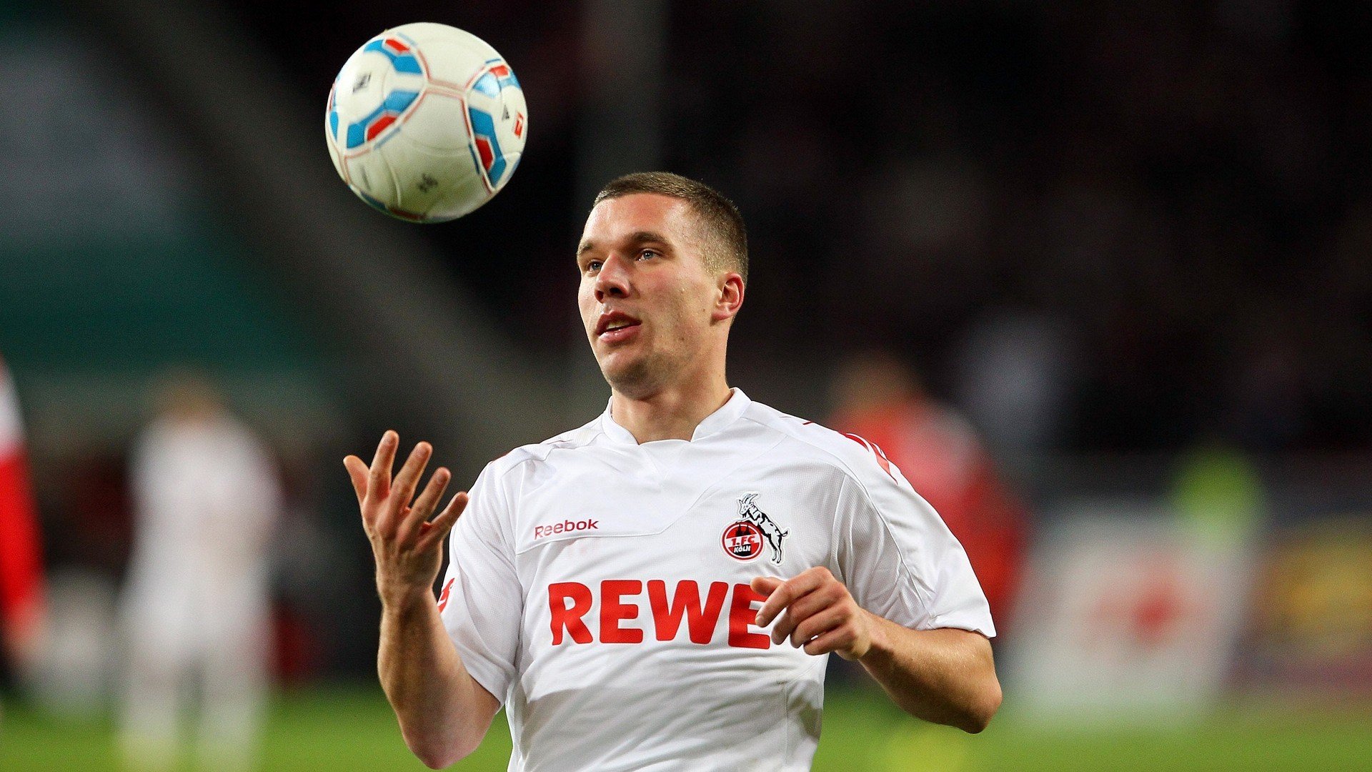 青少年足球赛事缺乏专业组织力量，青少年的足球联赛