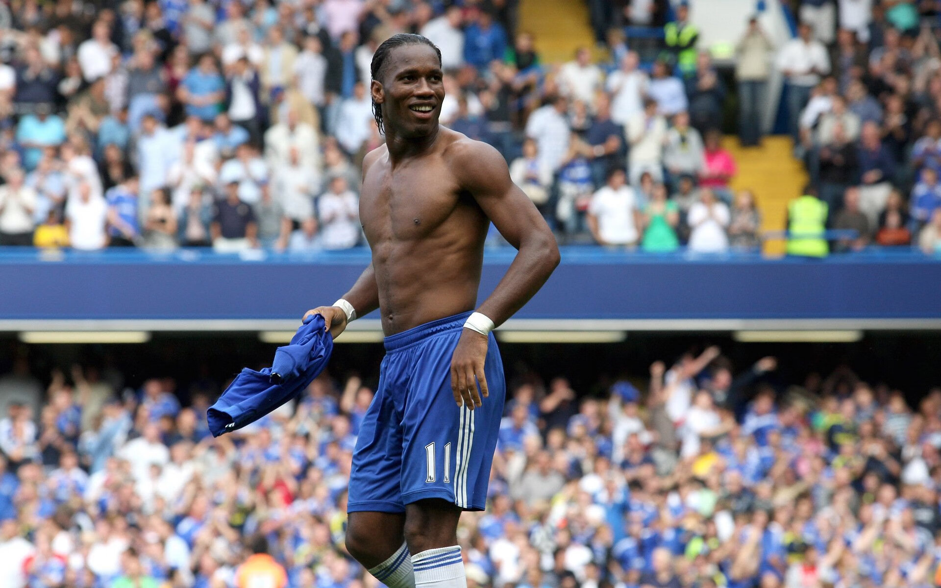 英国WRC站：湿滑山路考验车手极限